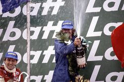 Podium : le vainqueur Jacques Laffite, Ligier JS17-Matra et le second John Watson, McLaren MP4/1-Ford Cosworth