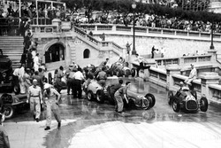Alberto Ascari, Ferrari 125 évite l'accident survenu au virage du Bureau de tabac.