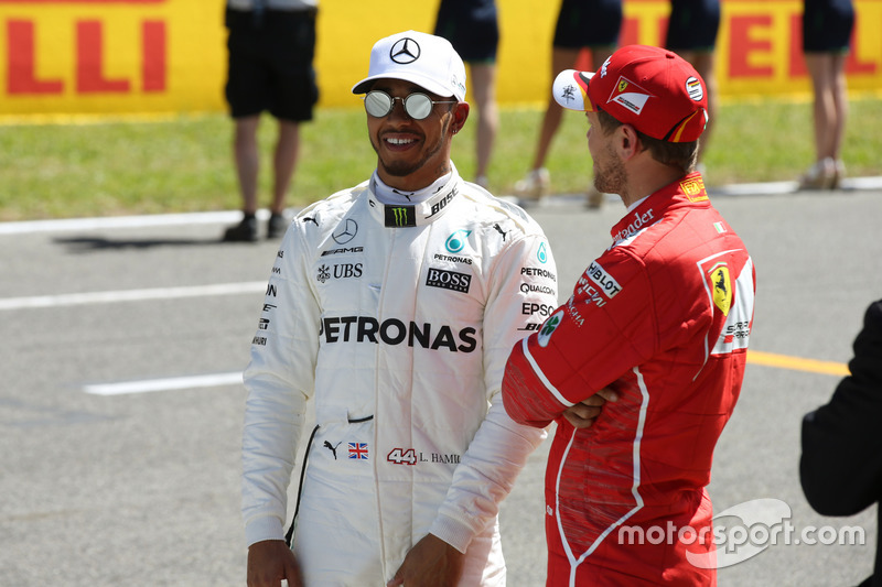 Ganador de la pole Lewis Hamilton, Mercedes AMG F1 y Sebastian Vettel, Ferrari