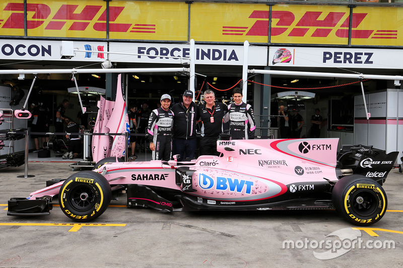 Sergio Perez, Sahara Force India F1, Otmar Szafnauer, COO Sahara Force India F1, dan Esteban Ocon, Sahara Force India F1 Team bersama Sahara Force India F1 VJM10