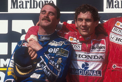 Podium : le second et champion du monde Nigel Mansell, Williams Renault, le vainqueur Ayrton Senna, McLaren Honda