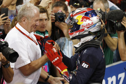 Pierre Gasly, PREMA Racing celebrates with Helmut Markko, Consultant, Red Bull Racing