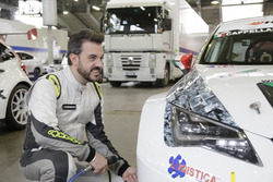 Daniele Cappellari controlla la pressione delle gomme della sua Seat Leon DSG TCR