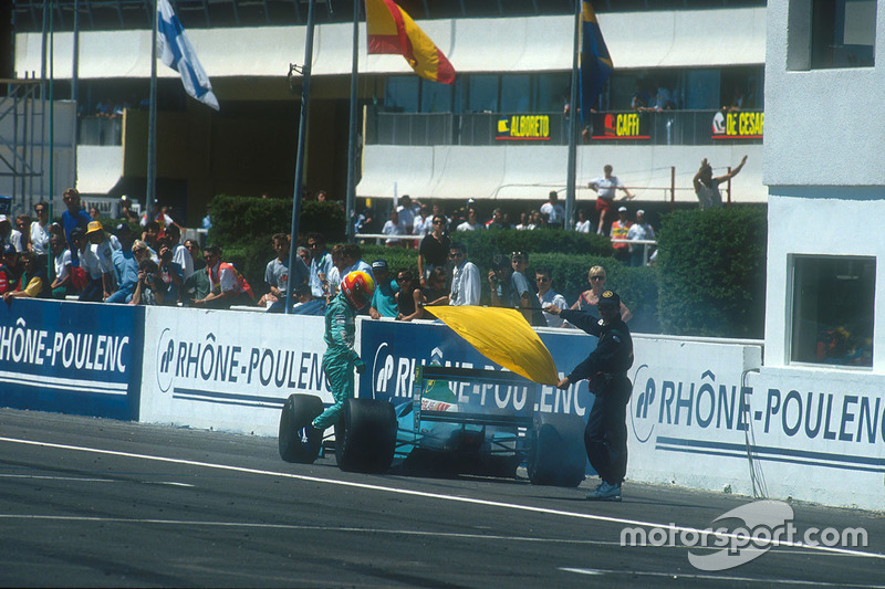 Yarışı ikinci sırada götüren Mauricio Gugelmin, Leyton House CG901 Judd 58.turda motor arızası ile y