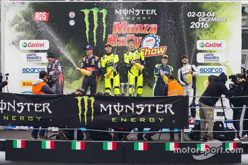 Podium : les vainqueurs Valentino Rossi, Carlo Cassina, les deuxièmes, Daniel Sordo, Marc Marti, les troisièmes, Marco Bonanomi, Luigi Pirollo