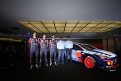 Hayden Paddon, Daniel Sordo, Thierry Neuville, Hyundai Motorsport, Michel Nandan bei der Vorstellung