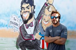 Fernando Alonso, McLaren, pose à côté de sa caricature