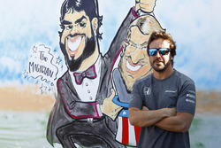 Fernando Alonso, McLaren, junto a su caricatura