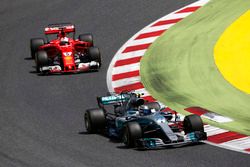 Valtteri Bottas, Mercedes AMG F1 W08, Sebastian Vettel, Ferrari SF70H