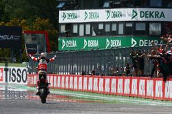 Il vincitore della gara Chaz Davies, Ducati Team