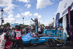 Sébastien Buemi, Renault e.Dams, célèbre sa victoire