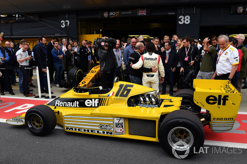 Jerome Stoll, Director of Renault Sport F1 and René Arnoux, Renault RS01