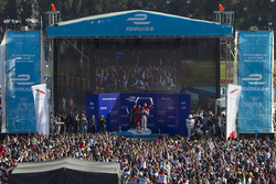 Podio: ganador de la carrera Lucas di Grassi, Audi Sport Team Abt, segundo lugar Jean-Eric Vergne, T
