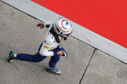 Гонщик Sauber Антонио Джовинацци возвращается в боксы после аварии