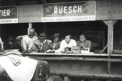 Insieme agli amici, Hans Rüesch trascorse momenti lieti ai box della gara di Berna nel 1934: di fronte a lui, la Maserati 4CS con la quale gareggiò nella categoria Voiturette (fino a 1500 cc)