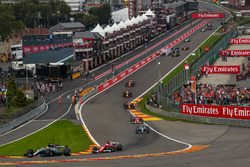 Start des Rennens: Lewis Hamilton, Mercedes-Benz F1 W08, Berührung zwischen Esteban Ocon, Sahara For
