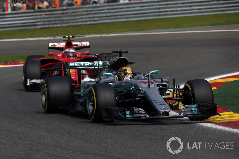 Lewis Hamilton, Mercedes-Benz F1 W08 and Kimi Raikkonen, Ferrari SF70H battle for position