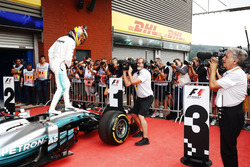 Il vincitore della gara Lewis Hamilton, Mercedes AMG F1, festeggia la vittoria nel parco chiuso