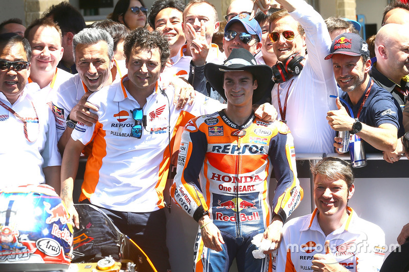 Dani Pedrosa merayakan finis ketiga bersama tim