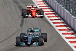 Valtteri Bottas, Mercedes AMG F1 W08, Sebastian Vettel, Ferrari SF70H