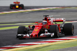 Kimi Raikkonen, Ferrari, devant Max Verstappen, Red Bull Racing RB13