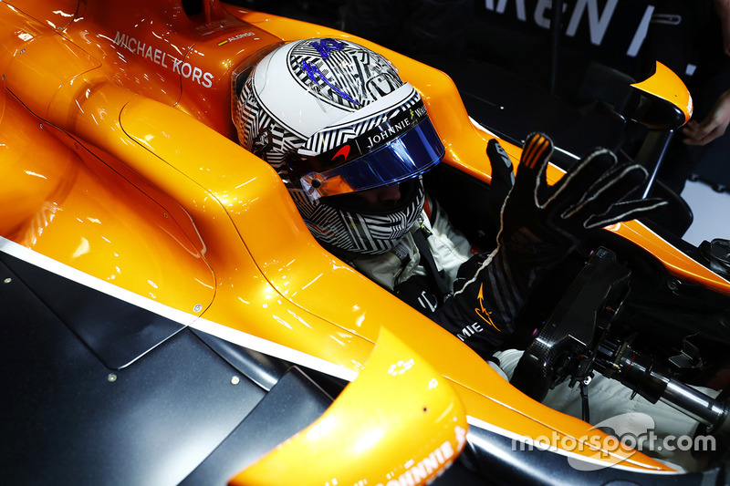 Fernando Alonso, McLaren, pone sus guantes en su cabina
