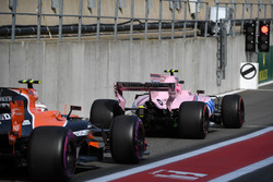 Esteban Ocon, Sahara Force India VJM10 and Stoffel Vandoorne, McLaren MCL32
