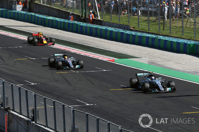 Valtteri Bottas, Mercedes-Benz F1 W08 Hybrid y Lewis Hamilton, Mercedes-Benz F1 W08 Hybrid cruzan la