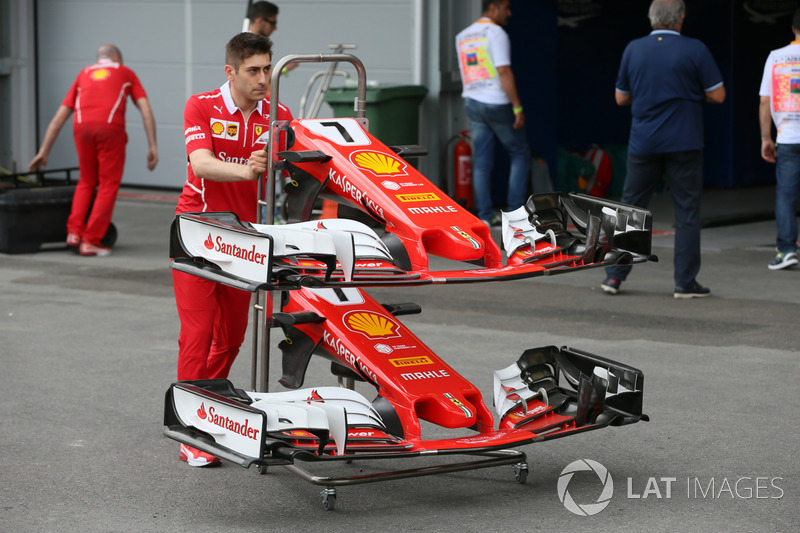 Meccanico Ferrari, il naso e le ali anteriori della monoposto di Kimi Raikkonen, Ferrari SF70H
