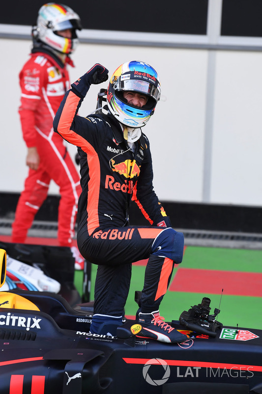 Il vincitore della gara Daniel Ricciardo, Red Bull Racing festeggia nel parco chiuso