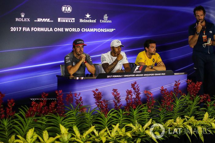 Matteo Bonciani, delegado de medios de la FIA, Fernando Alonso, McLaren, Lewis Hamilton, Mercedes AMG F1 y Jolyon Palmer, Renault Sport F1 Team en la conferencia de prensa