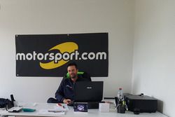 Ivan Ballinari nella redazione di Motorsport.com Svizzera