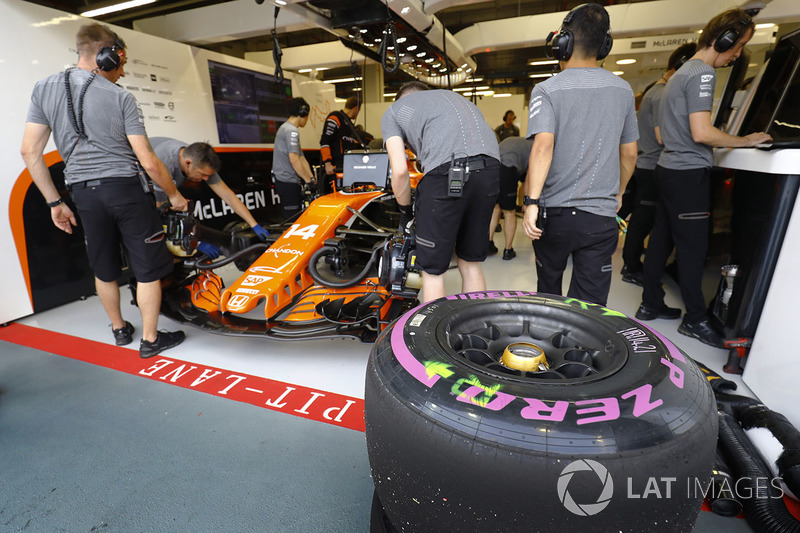 Reifen für Fernando Alonso, McLaren MCL32, vor der McLaren-Garage