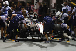 Felipe Massa, Williams FW40 in the pits after clipping the wall