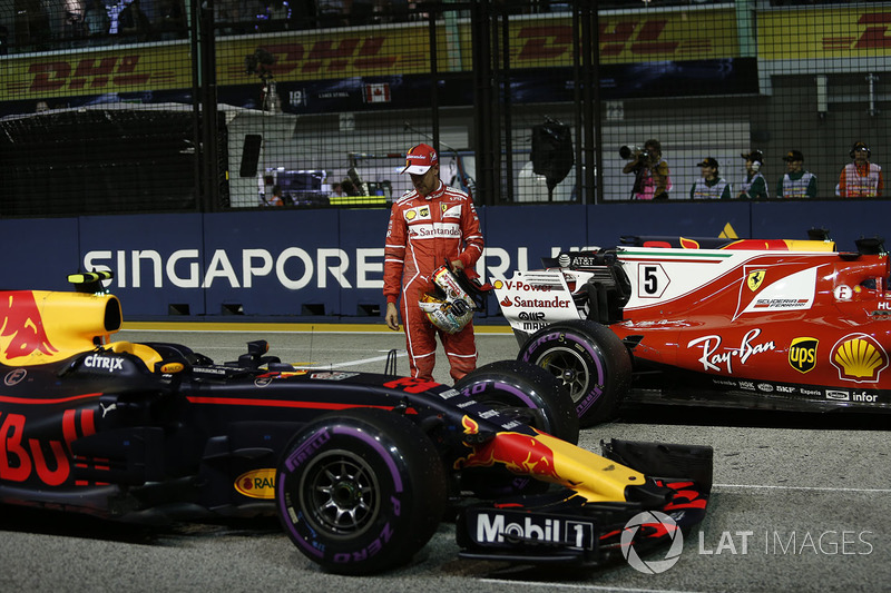 Il Poleman Sebastian Vettel, Ferrari, festeggia nel parco chiuso e osserva la Red Bull RB13