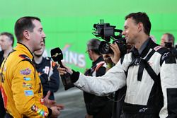 Kyle Busch spricht mit Motorsport.com-Chefredakteur Charles Bradley