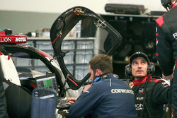 ORECA 07 команды Rebellion Racing в боксах: Нил Джани, Ник Хайдфельд, Себастьен Буэми, Стефан Сарраз