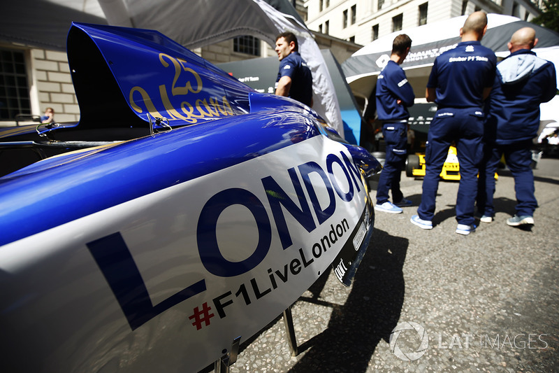 Penutup mesin mobil Sauber dengan logo F1 Live London