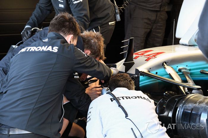Mecánicos de Mercedes trabajan en el Mercedes-Benz F1 W08 de Lewis Hamilton