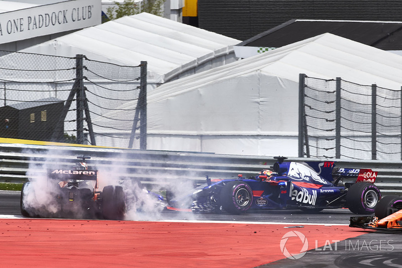 Daniil Kvyat, Scuderia Toro Rosso STR12, Fernando Alonso, McLaren MCL32, Max Verstappen, Red Bull Racing RB13, collide at the start