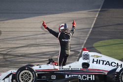 Le vainqueur Helio Castroneves, Team Penske Chevrolet