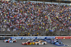 Kyle Busch, Joe Gibbs Racing Toyota, Kyle Larson, Chip Ganassi Racing Chevrolet