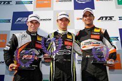 Podium des rookies : le vainqueur Lando Norris, Carlin Dallara F317 - Volkswagen, le deuxième, Joey Mawson, Van Amersfoort Racing, Dallara F317 - Mercedes-Benz, le troisième, Jehan Daruvala, Carlin, Dallara F317 - Volkswagen