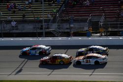 Kyle Busch, Joe Gibbs Racing Toyota Kyle Larson, Chip Ganassi Racing Chevrolet restart