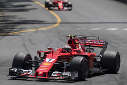 Kimi Räikkönen, Ferrari SF70-H; Sebastian Vettel, Ferrari SF70-H