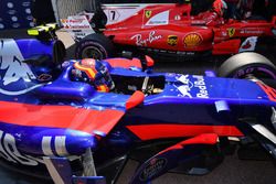 Карлос Сайнс-мл., Scuderia Toro Rosso STR12 и Кими Райкконен, Ferrari SF70H