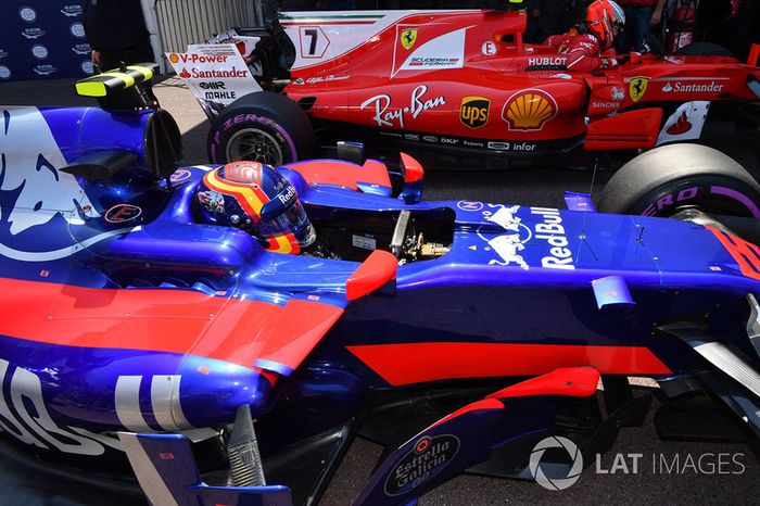 Carlos Sainz Jr., Scuderia Toro Rosso STR12 y el ganador de la pole Kimi Raikkonen, Ferrari SF70-H en parc ferme