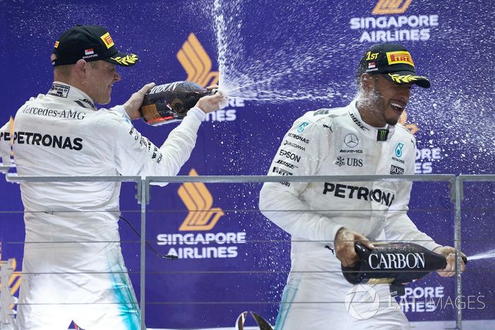 Podium: tercero, Valtteri Bottas, Mercedes AMG F1 y ganador, Lewis Hamilton, Mercedes AMG F1