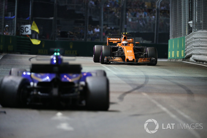 Stoffel Vandoorne, McLaren MCL32 e la monoposto incidentata di Marcus Ericsson, Sauber C36 viene recuperata