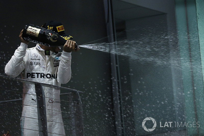 Il vincitore della gara Lewis Hamilton, Mercedes AMG F1 festeggia sul podio con lo champagne